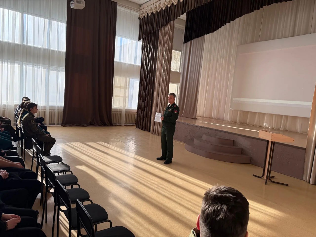 В балаковской школе №19 обсудили перспективы военной карьеры с представителями Вольского института В балаковской школе №19 обсудили перспективы военной карьеры с представителями Вольского института