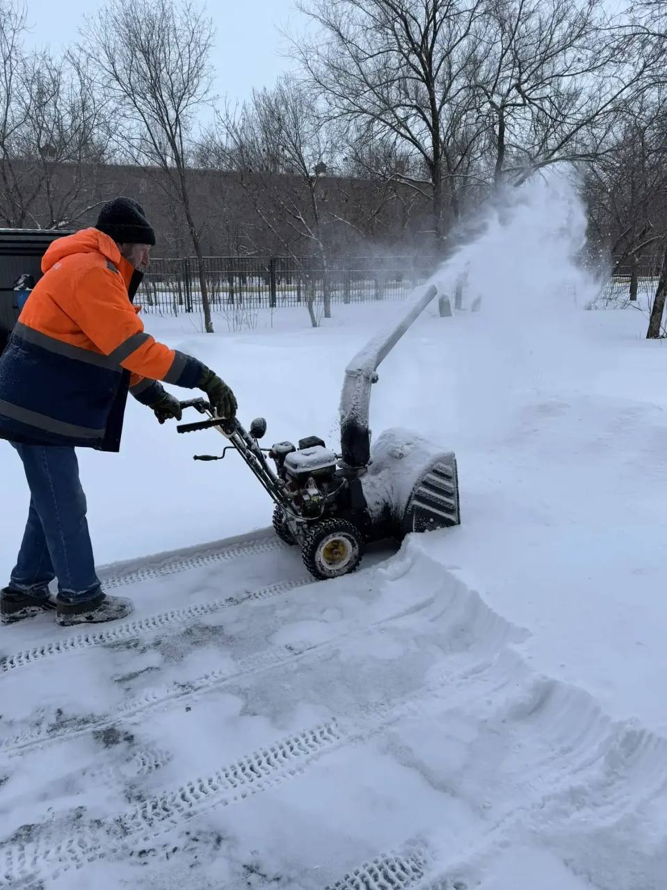 Сотрудники образовательных организаций продолжают расчищать снег на территориях, обеспечивая безопасные подходы к зданиям и свободное передвижение по дорожкам Сотрудники образовательных организаций продолжают расчищать снег на территориях, обеспечивая безопасные подходы к зданиям и свободное передвижение по дорожкам