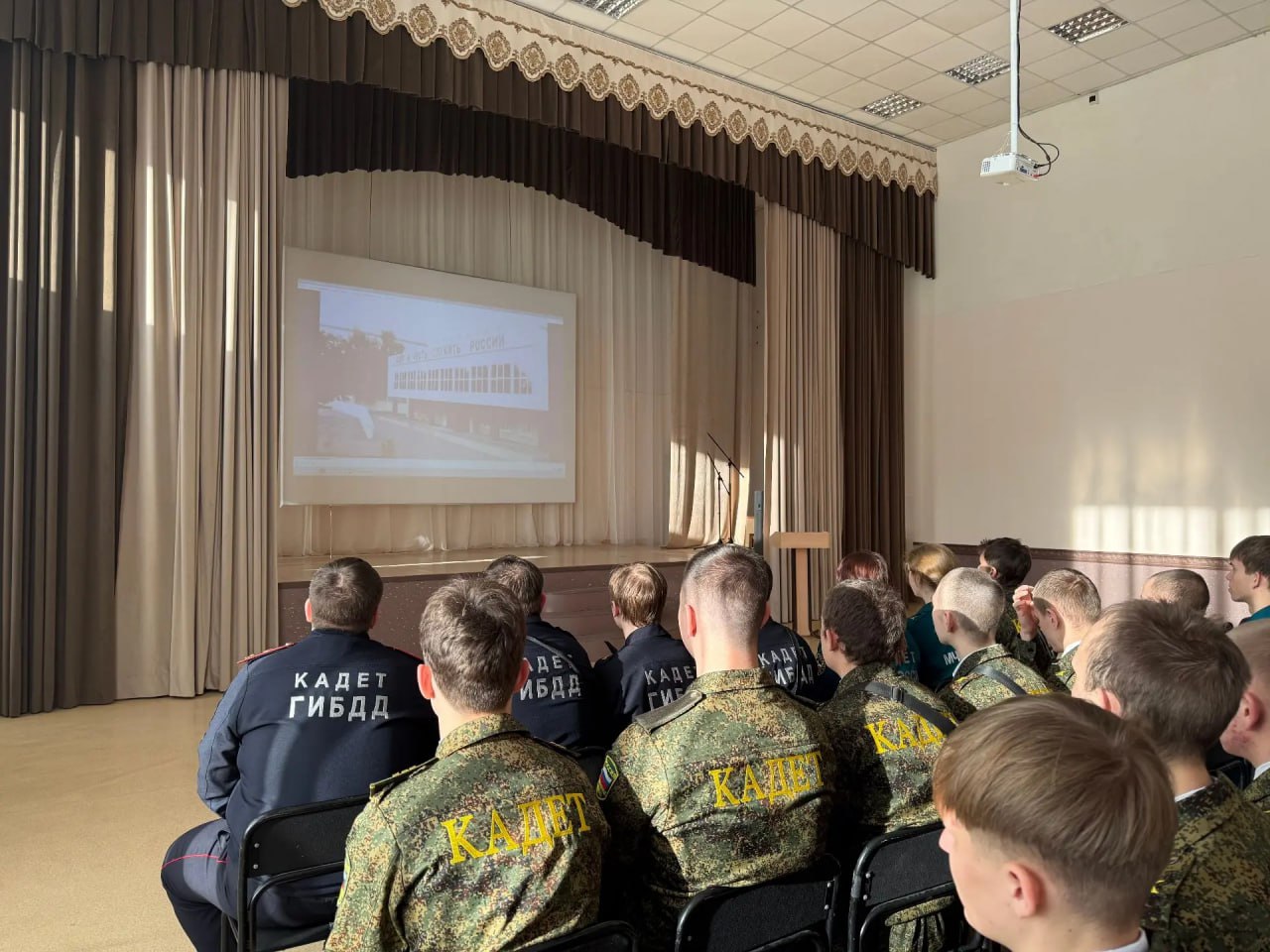 В балаковской школе №19 обсудили перспективы военной карьеры с представителями Вольского института В балаковской школе №19 обсудили перспективы военной карьеры с представителями Вольского института