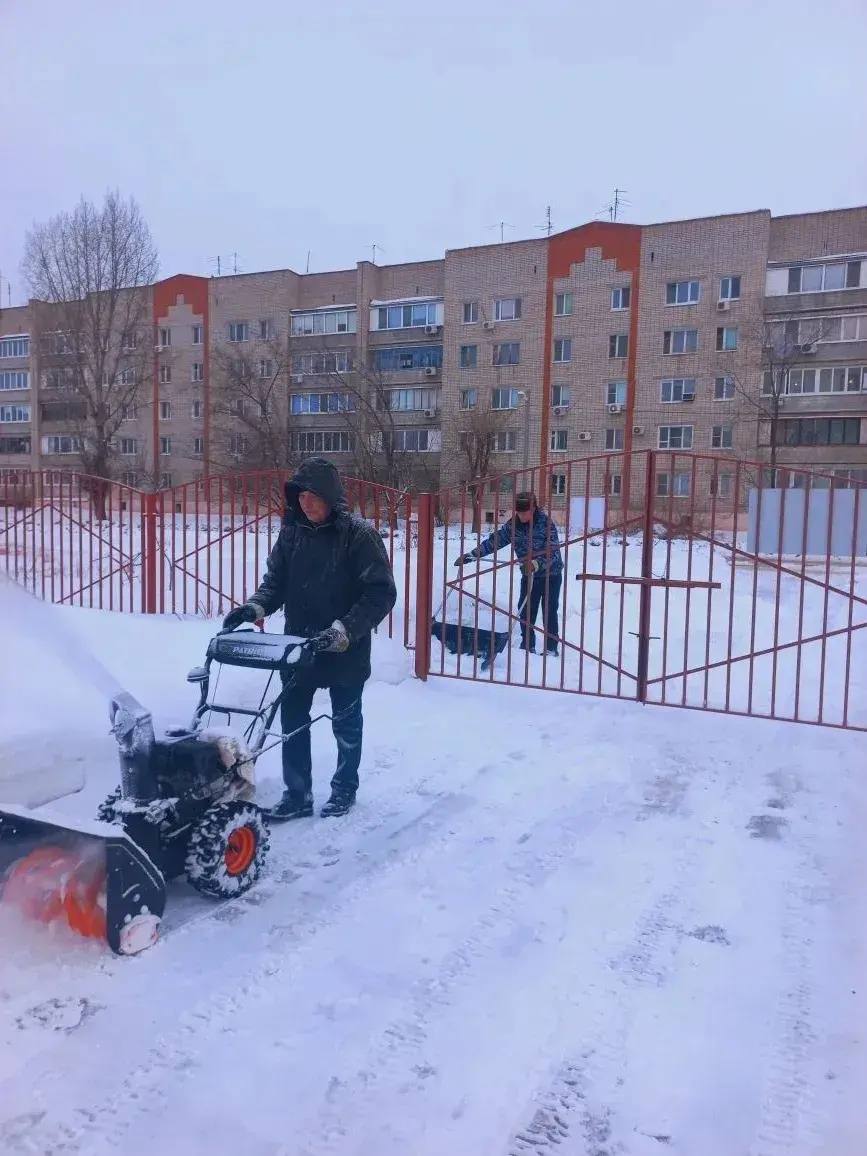 Сотрудники образовательных организаций продолжают расчищать снег на территориях, обеспечивая безопасные подходы к зданиям и свободное передвижение по дорожкам