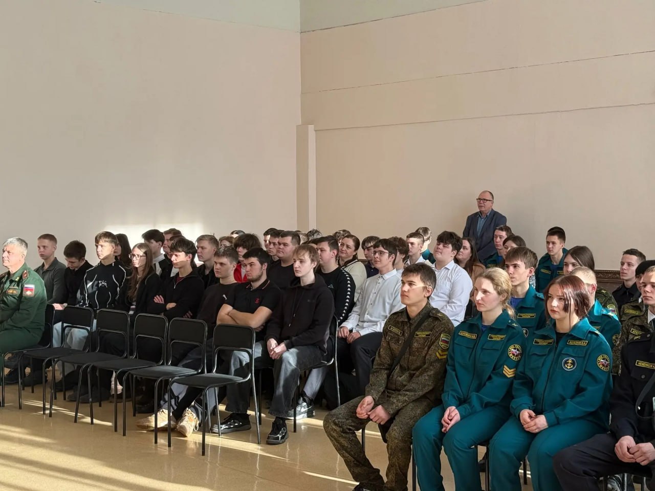 В балаковской школе №19 обсудили перспективы военной карьеры с представителями Вольского института