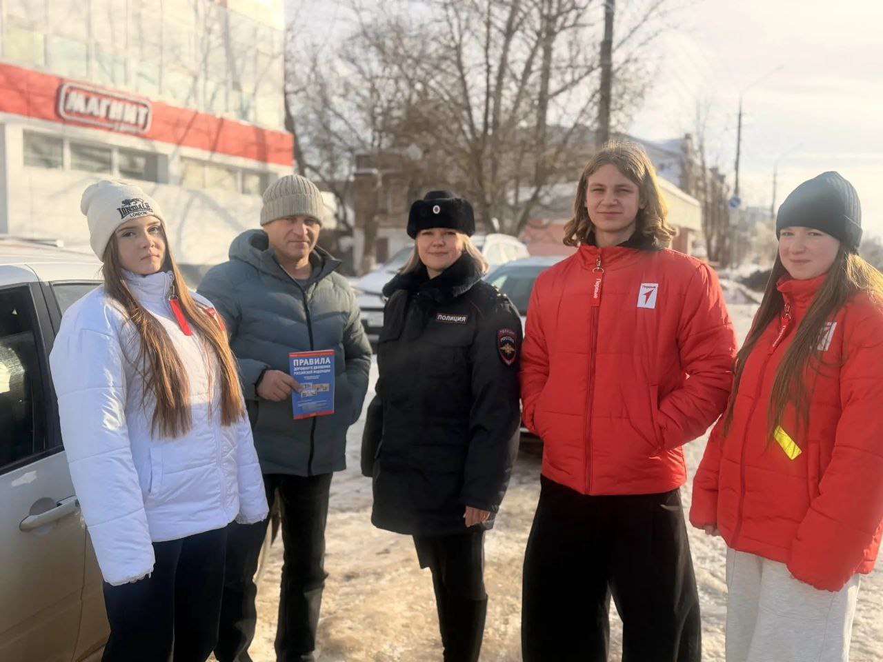 В Петровске автоинспекторы и общественники провели акцию "Защитник всегда соблюдает ПДД!" и предупредили автолюбителей о мошенниках В Петровске автоинспекторы и общественники провели акцию "Защитник всегда соблюдает ПДД!" и предупредили автолюбителей о мошенниках