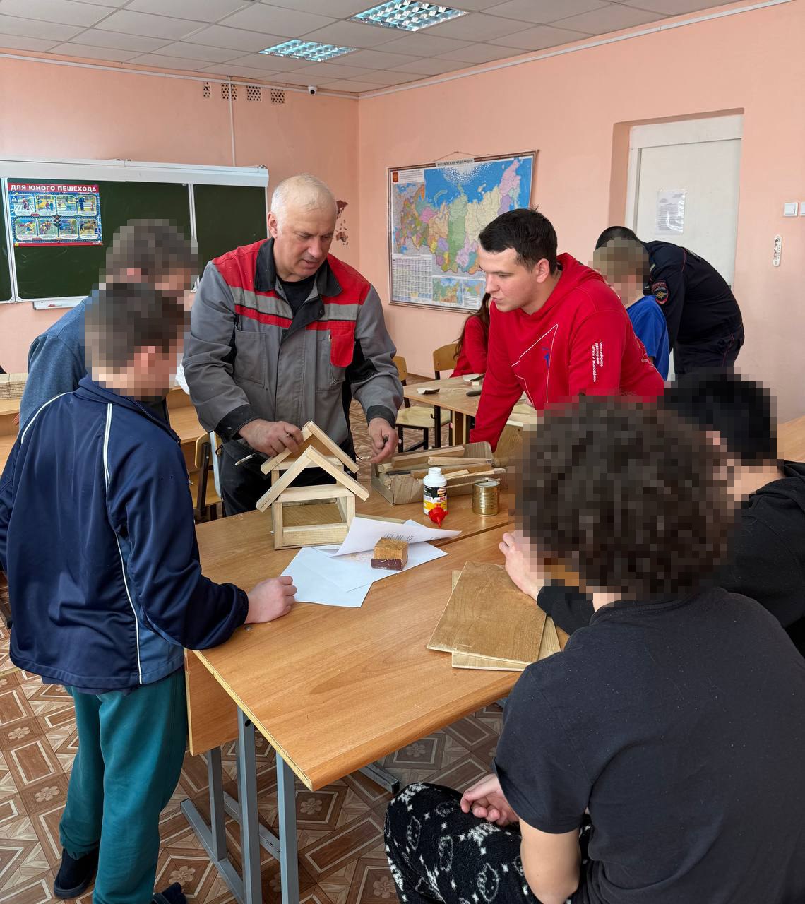 В Саратове полицейские совместно с активистами местного отделения Движения Первых провели для воспитанников ЦВСНП мероприятие по трудовому воспитанию В Саратове полицейские совместно с активистами местного отделения Движения Первых провели для воспитанников ЦВСНП мероприятие по трудовому воспитанию