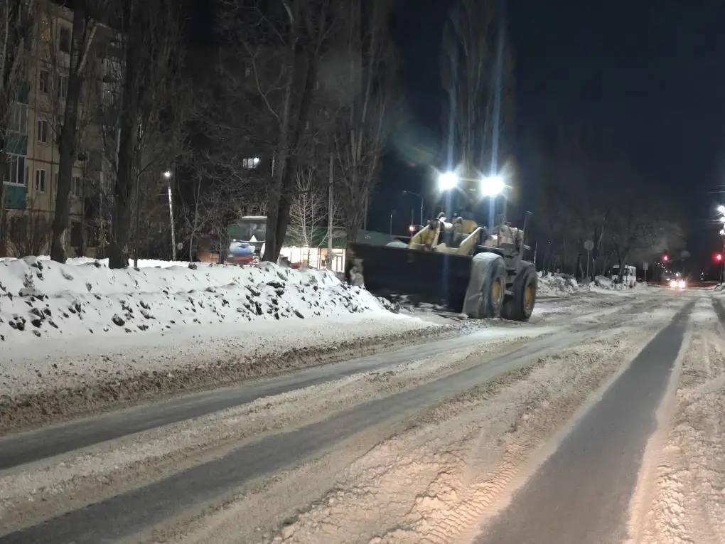 В Балаково продолжается расчистка улиц, тротуаров и общественных пространств от снега В Балаково продолжается расчистка улиц, тротуаров и общественных пространств от снега