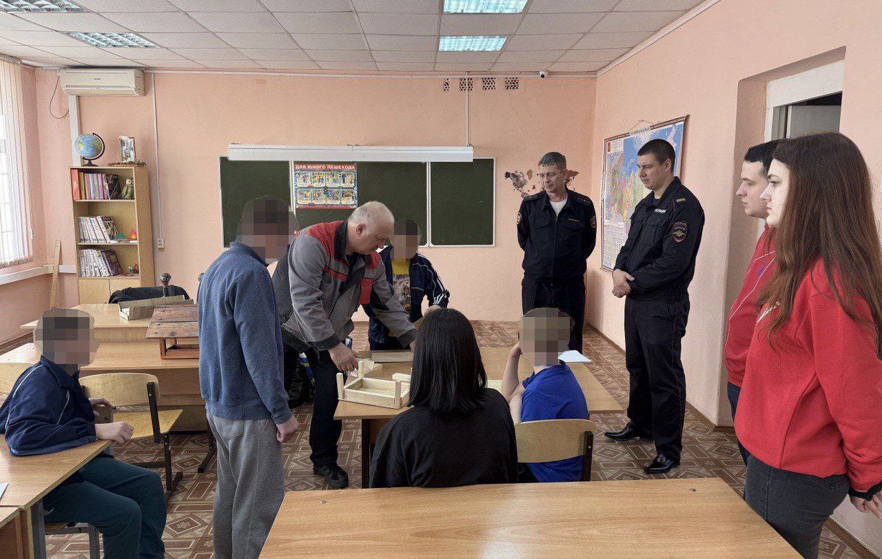 В Саратове полицейские совместно с активистами местного отделения Движения Первых провели для воспитанников ЦВСНП мероприятие по трудовому воспитанию В Саратове полицейские совместно с активистами местного отделения Движения Первых провели для воспитанников ЦВСНП мероприятие по трудовому воспитанию