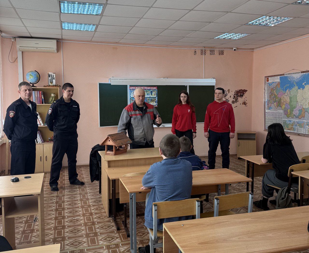 В Саратове полицейские совместно с активистами местного отделения Движения Первых провели для воспитанников ЦВСНП мероприятие по трудовому воспитанию В Саратове полицейские совместно с активистами местного отделения Движения Первых провели для воспитанников ЦВСНП мероприятие по трудовому воспитанию