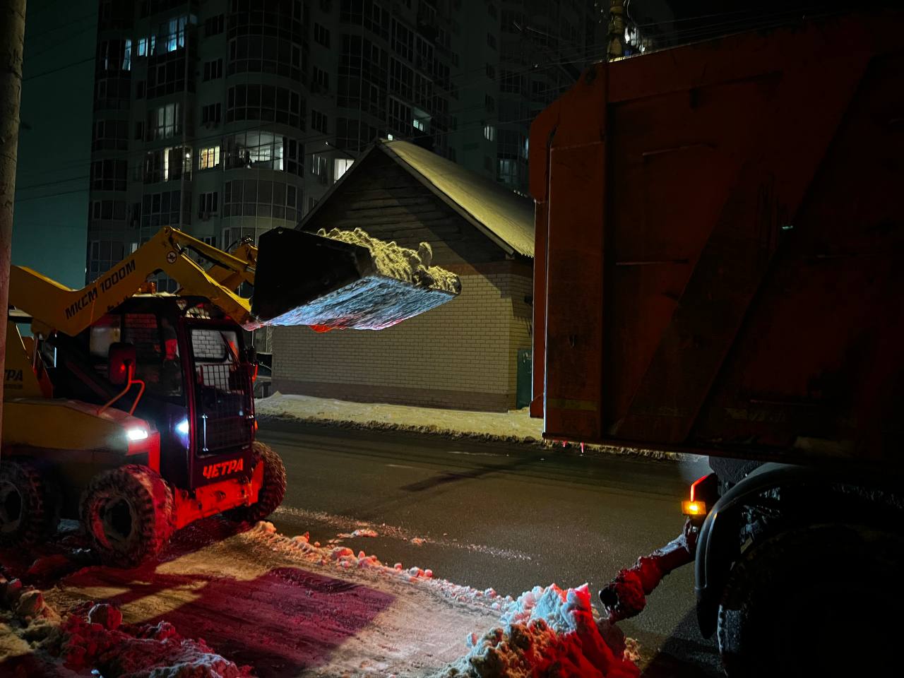 В ночные часы продолжались работы по уборке снега с улиц города В ночные часы продолжались работы по уборке снега с улиц города