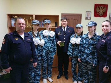 Члены отряда «Юный друг полиции» из Аткарска поздравили полицейских и ветеранов с наступающим праздником