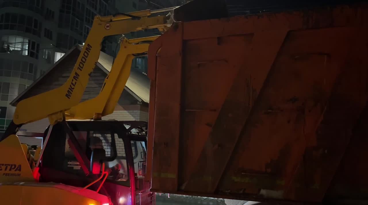 В ночные часы продолжались работы по уборке снега с улиц города