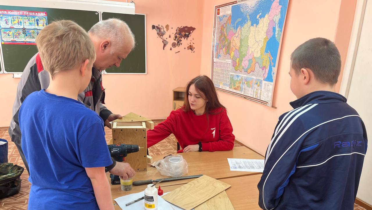 В Саратове полицейские совместно с активистами местного отделения Движения Первых провели для воспитанников ЦВСНП мероприятие по трудовому воспитанию В Саратове полицейские совместно с активистами местного отделения Движения Первых провели для воспитанников ЦВСНП мероприятие по трудовому воспитанию