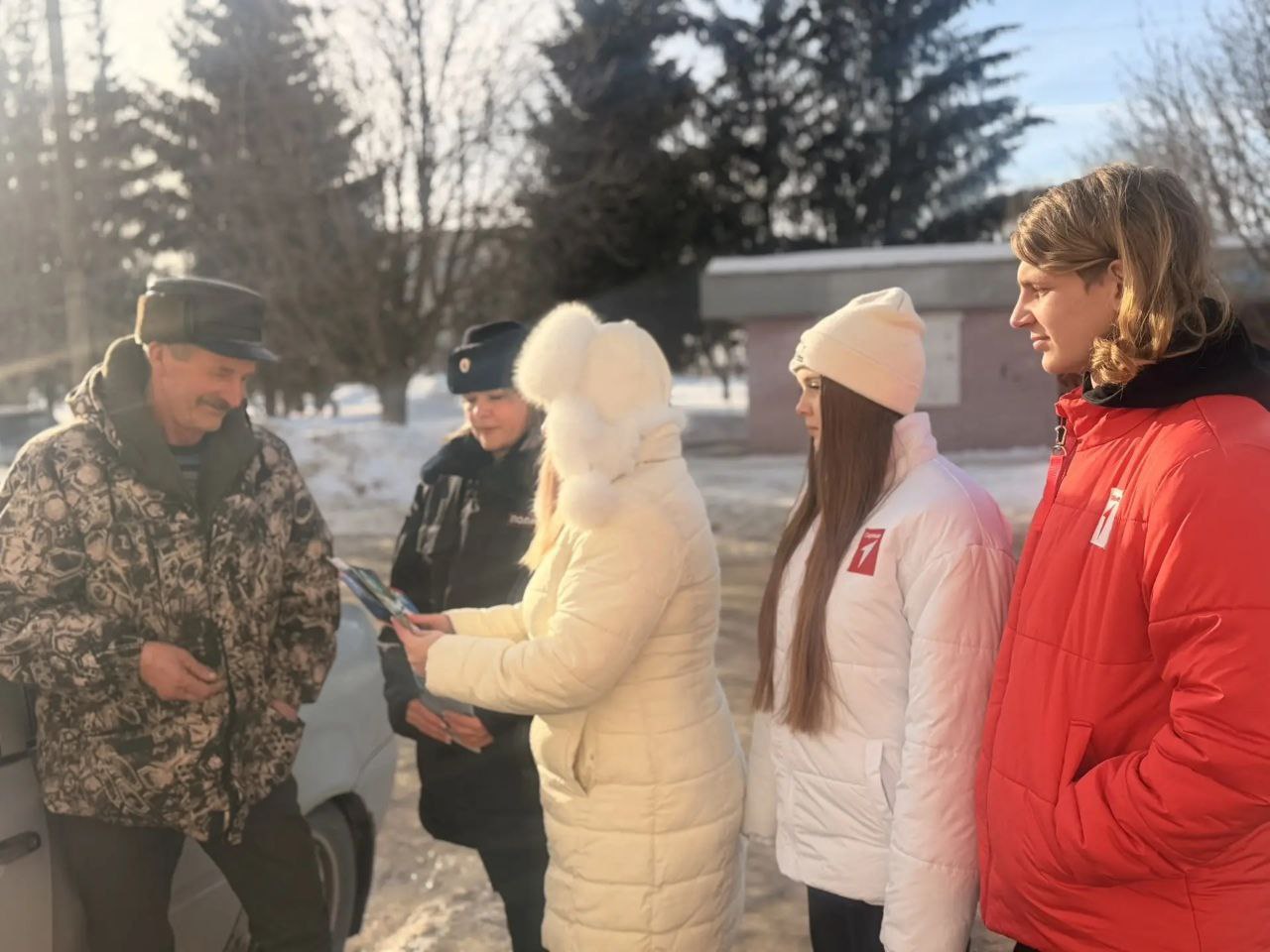 В Петровске автоинспекторы и общественники провели акцию "Защитник всегда соблюдает ПДД!" и предупредили автолюбителей о мошенниках В Петровске автоинспекторы и общественники провели акцию "Защитник всегда соблюдает ПДД!" и предупредили автолюбителей о мошенниках