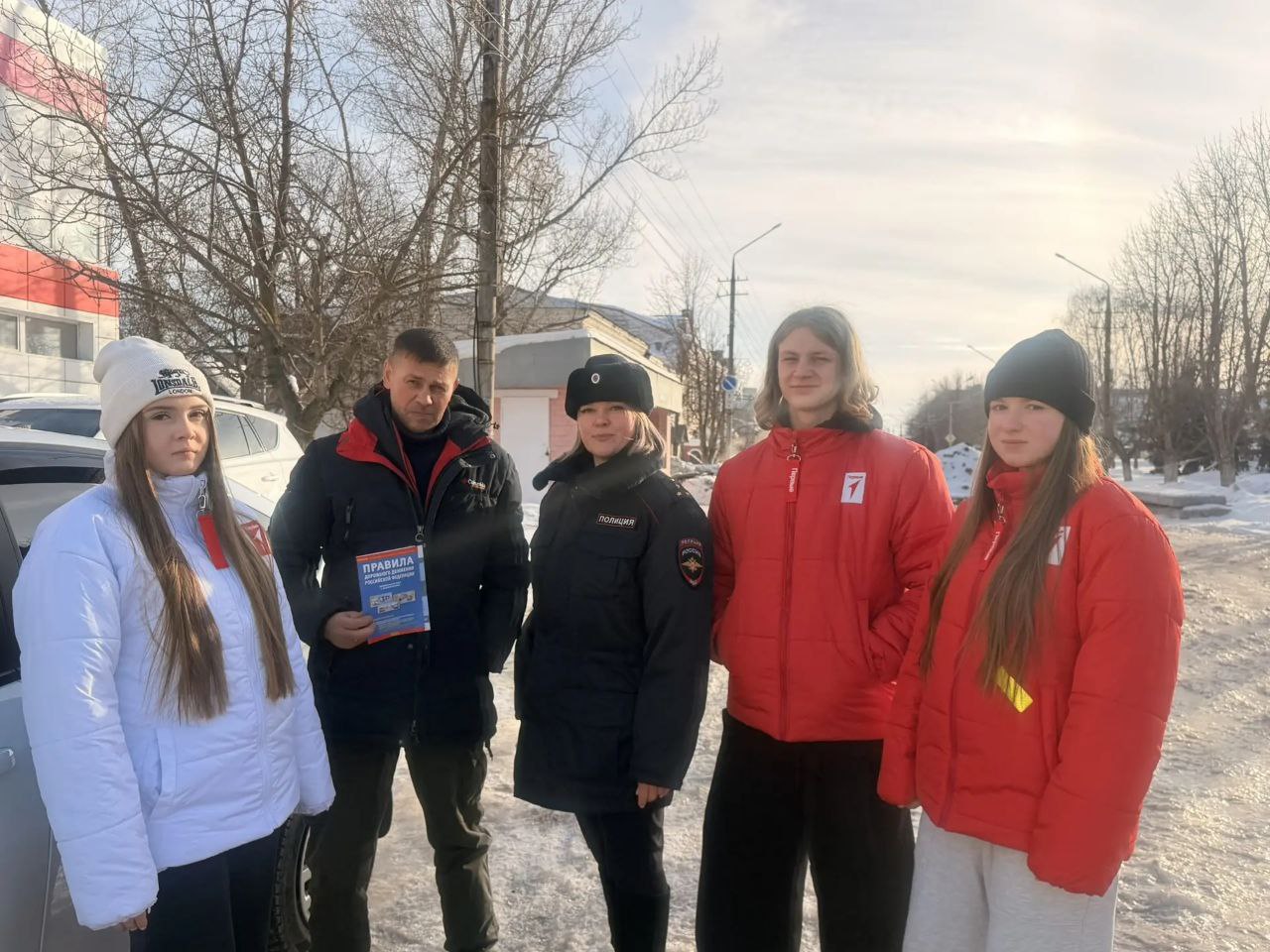 В Петровске автоинспекторы и общественники провели акцию "Защитник всегда соблюдает ПДД!" и предупредили автолюбителей о мошенниках В Петровске автоинспекторы и общественники провели акцию "Защитник всегда соблюдает ПДД!" и предупредили автолюбителей о мошенниках