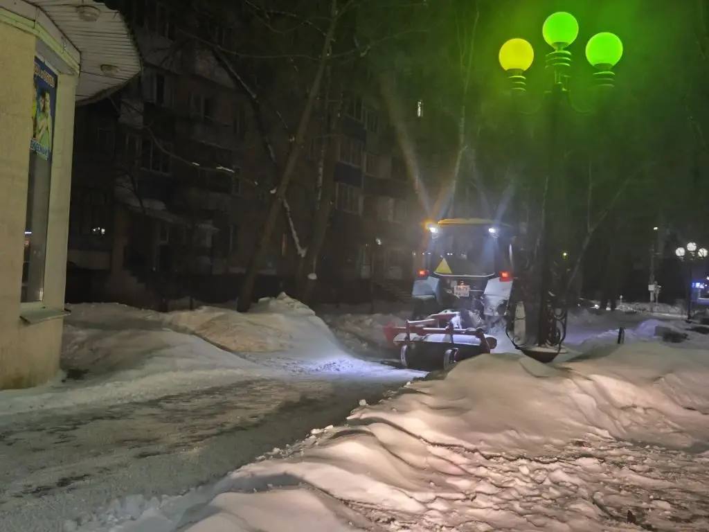 В Балаково продолжается расчистка улиц, тротуаров и общественных пространств от снега В Балаково продолжается расчистка улиц, тротуаров и общественных пространств от снега