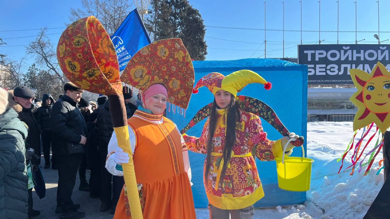 Саратовцы с песнями, конкурсами и блинами празднуют Масленицу
