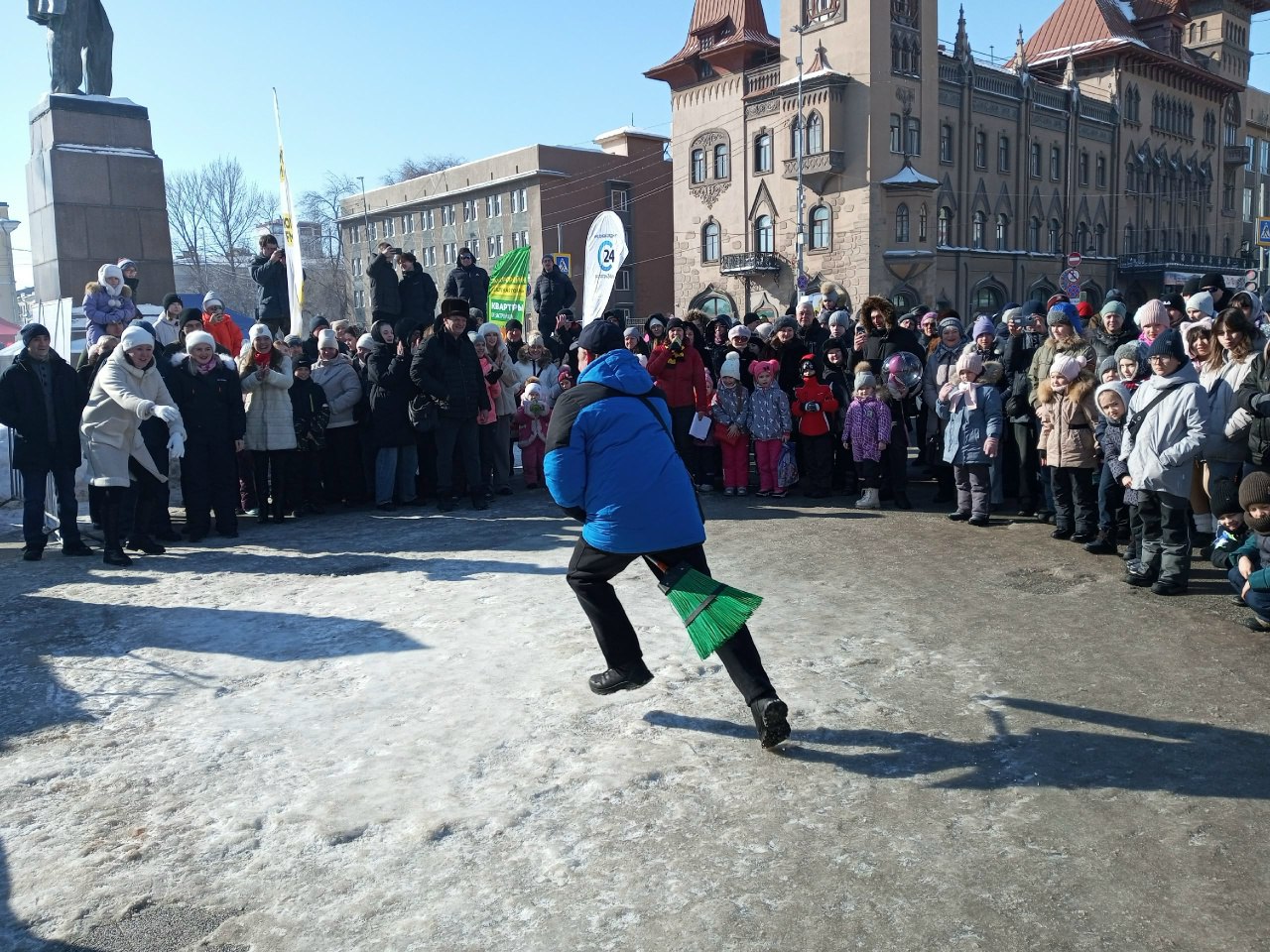 Саратовцы с песнями, конкурсами и блинами празднуют Масленицу Саратовцы с песнями, конкурсами и блинами празднуют Масленицу