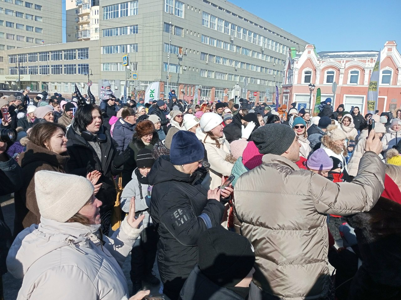 Саратовцы с песнями, конкурсами и блинами празднуют Масленицу Саратовцы с песнями, конкурсами и блинами празднуют Масленицу