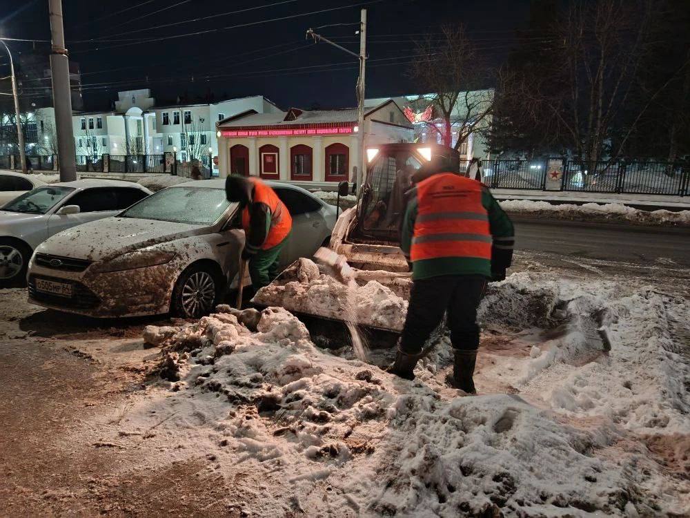 В течение ночи коммунальные службы Саратова проводили работы по уборке снега В течение ночи коммунальные службы Саратова проводили работы по уборке снега