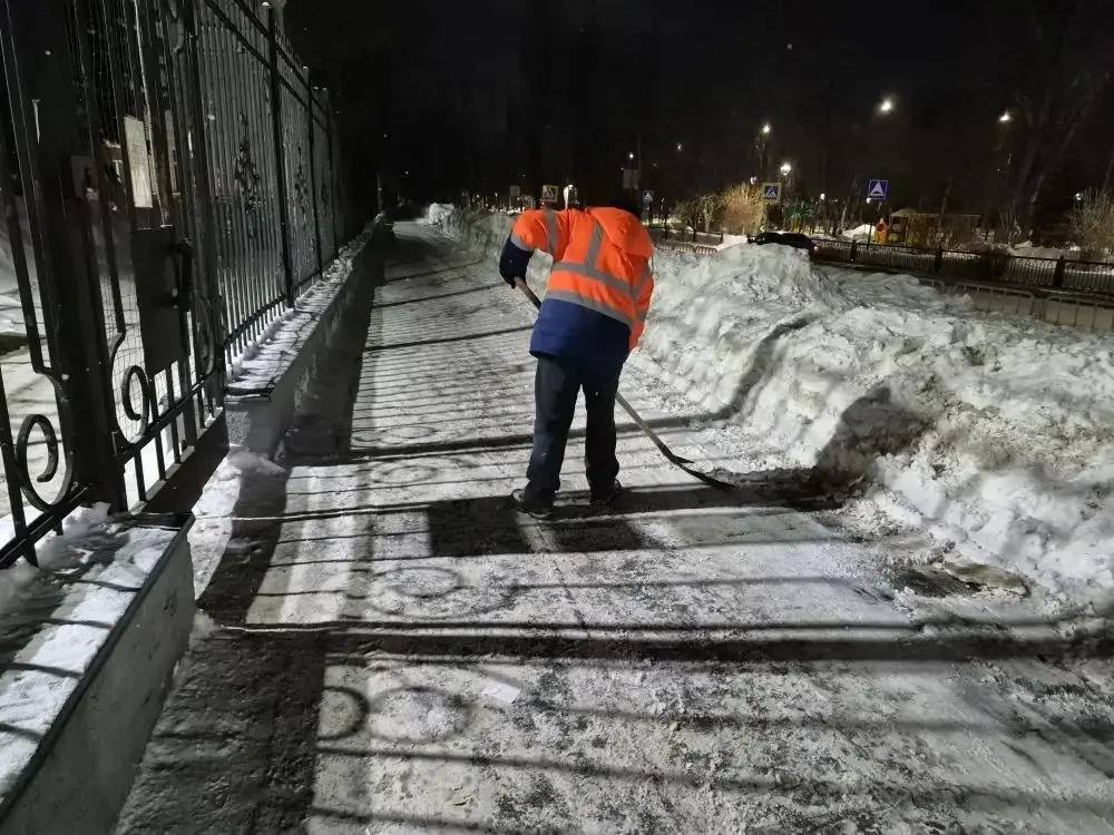 В городе продолжаются плановые работы по уборке снега и наледи В городе продолжаются плановые работы по уборке снега и наледи