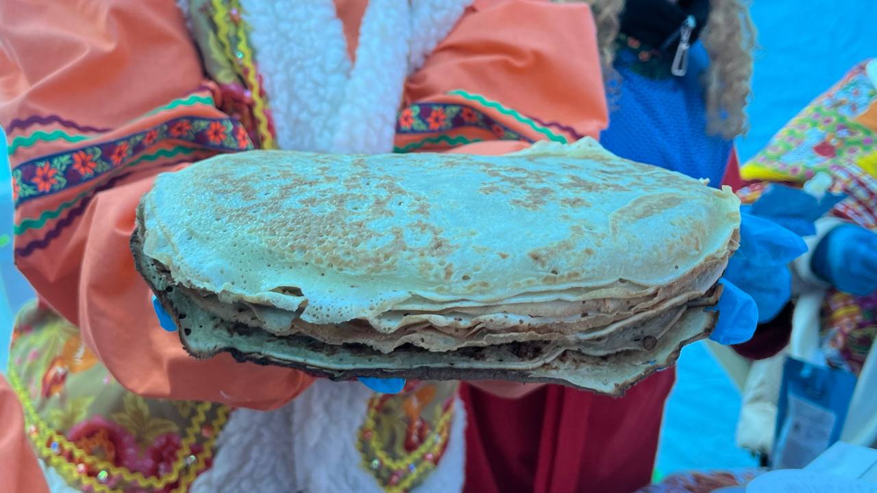 Саратовцы с песнями, конкурсами и блинами празднуют Масленицу Саратовцы с песнями, конкурсами и блинами празднуют Масленицу
