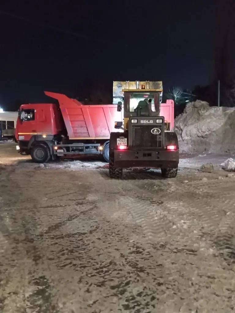 В течение ночи коммунальные службы Саратова проводили работы по уборке снега В течение ночи коммунальные службы Саратова проводили работы по уборке снега