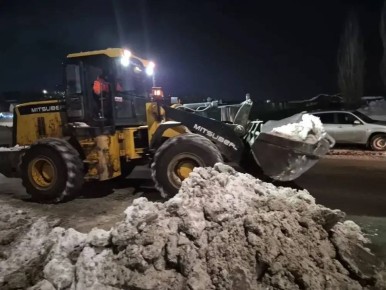 В городе продолжаются плановые работы по уборке снега и наледи