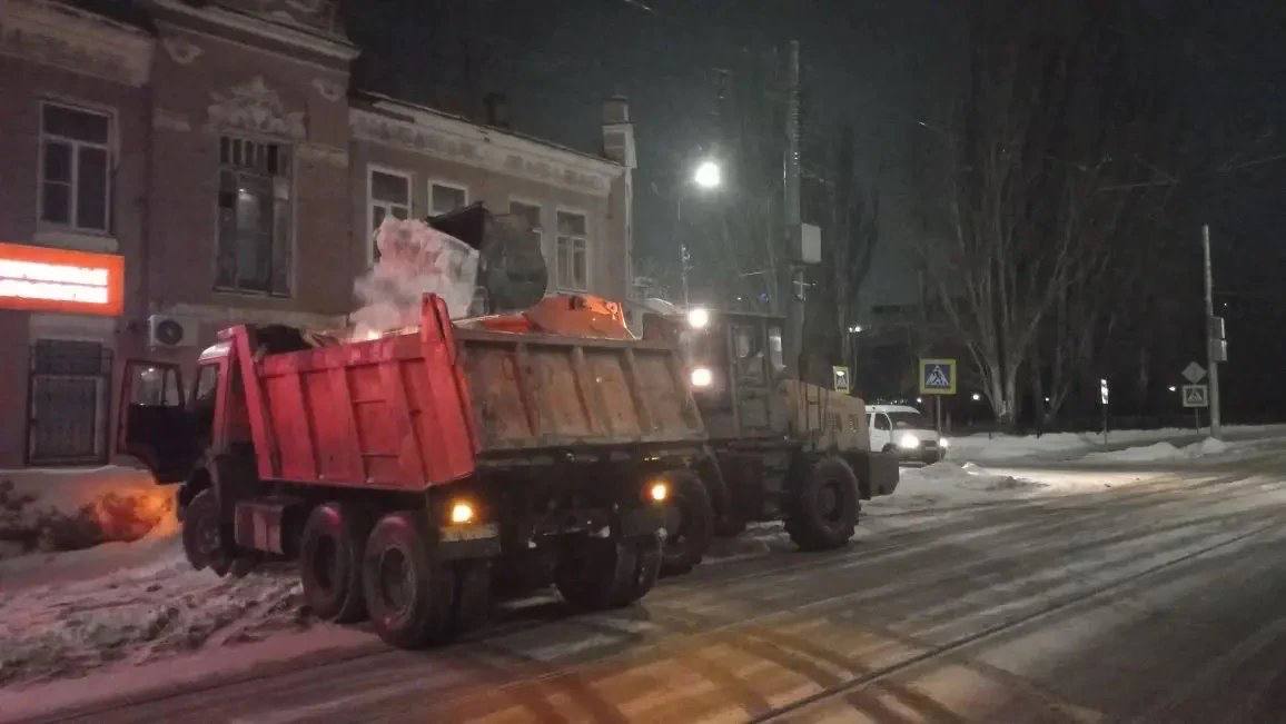 В городе продолжаются плановые работы по уборке снега и наледи В городе продолжаются плановые работы по уборке снега и наледи