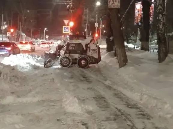 В городе продолжаются плановые работы по уборке снега и наледи В городе продолжаются плановые работы по уборке снега и наледи