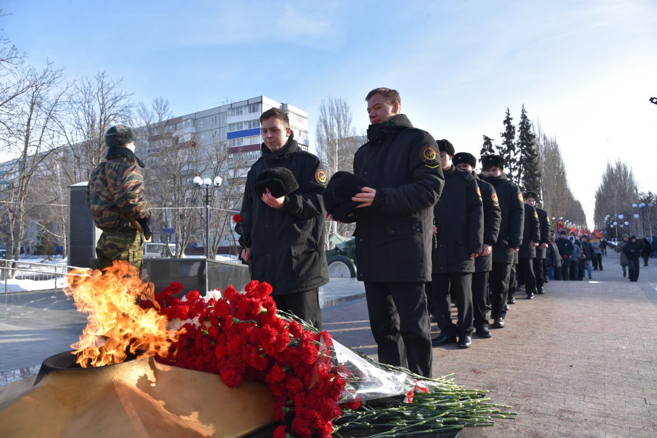 В День защитника Отечества Сергей Барулин вместе с балаковцами почтил память павших героев В День защитника Отечества Сергей Барулин вместе с балаковцами почтил память павших героев