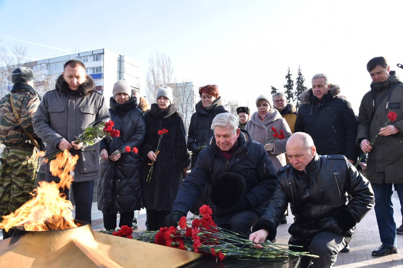В День защитника Отечества Сергей Барулин вместе с балаковцами почтил память павших героев В День защитника Отечества Сергей Барулин вместе с балаковцами почтил память павших героев