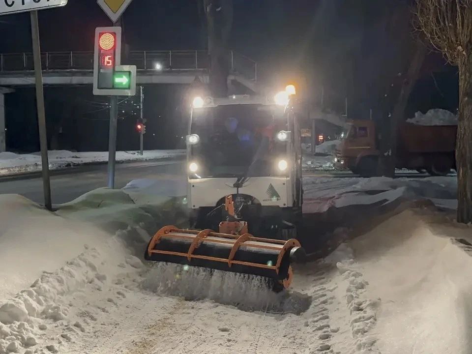В городе продолжаются плановые работы по уборке снега и наледи В городе продолжаются плановые работы по уборке снега и наледи