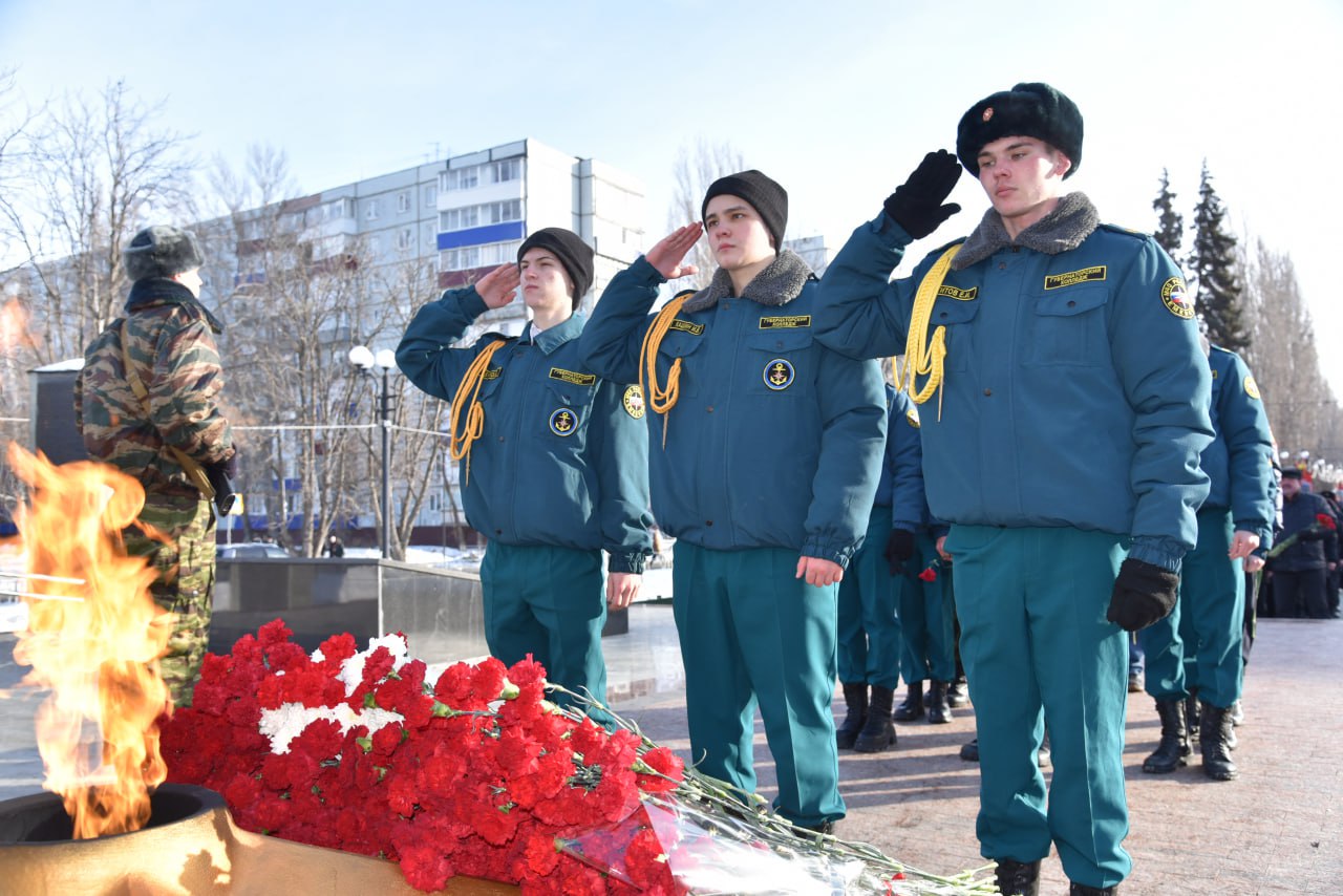 В День защитника Отечества Сергей Барулин вместе с балаковцами почтил память павших героев В День защитника Отечества Сергей Барулин вместе с балаковцами почтил память павших героев