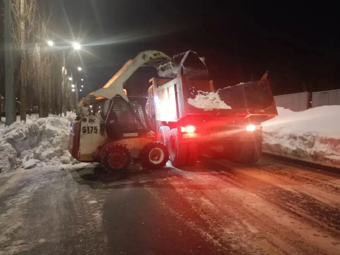 В городе продолжаются плановые работы по уборке снега и наледи В городе продолжаются плановые работы по уборке снега и наледи