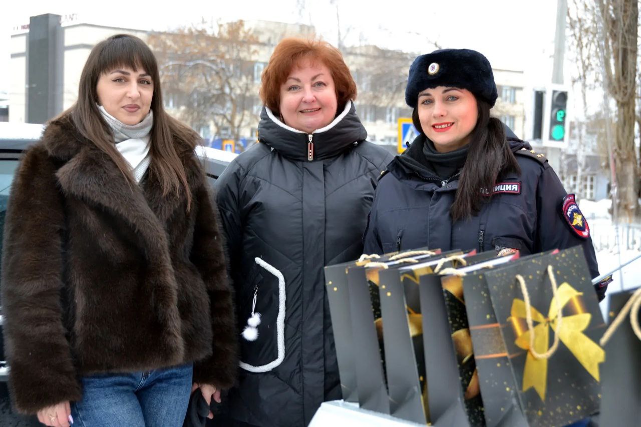 В Балаково полицейские и общественники поздравили водителей с Днем защитника Отечества В Балаково полицейские и общественники поздравили водителей с Днем защитника Отечества
