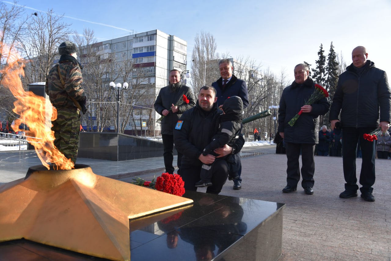 В День защитника Отечества Сергей Барулин вместе с балаковцами почтил память павших героев