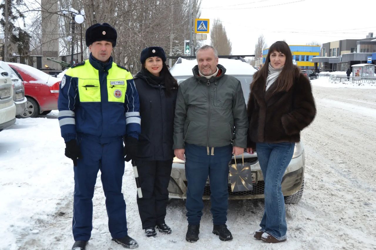В Балаково полицейские и общественники поздравили водителей с Днем защитника Отечества В Балаково полицейские и общественники поздравили водителей с Днем защитника Отечества