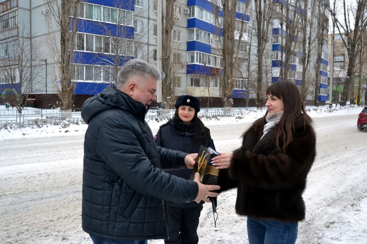 В Балаково полицейские и общественники поздравили водителей с Днем защитника Отечества В Балаково полицейские и общественники поздравили водителей с Днем защитника Отечества