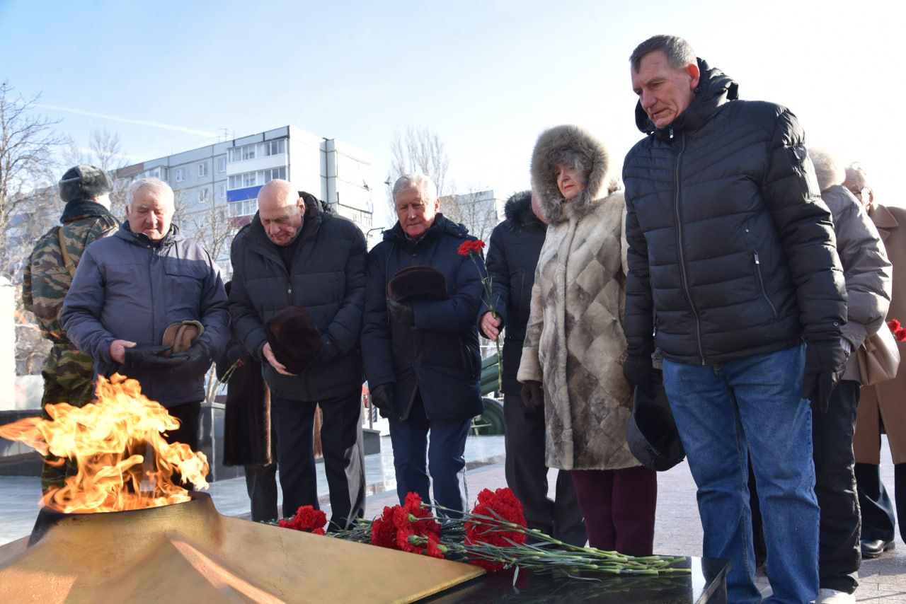 В День защитника Отечества Сергей Барулин вместе с балаковцами почтил память павших героев В День защитника Отечества Сергей Барулин вместе с балаковцами почтил память павших героев