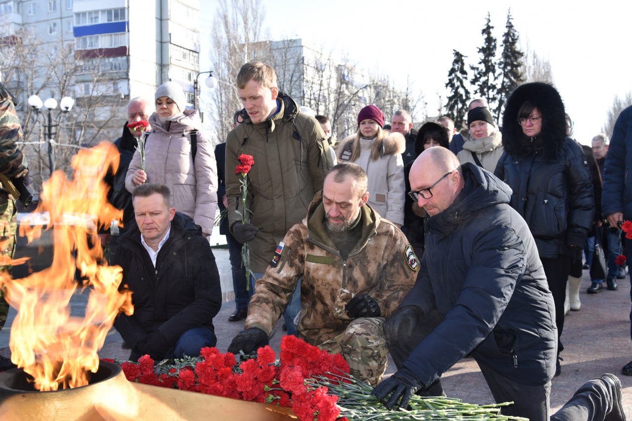 В День защитника Отечества Сергей Барулин вместе с балаковцами почтил память павших героев В День защитника Отечества Сергей Барулин вместе с балаковцами почтил память павших героев