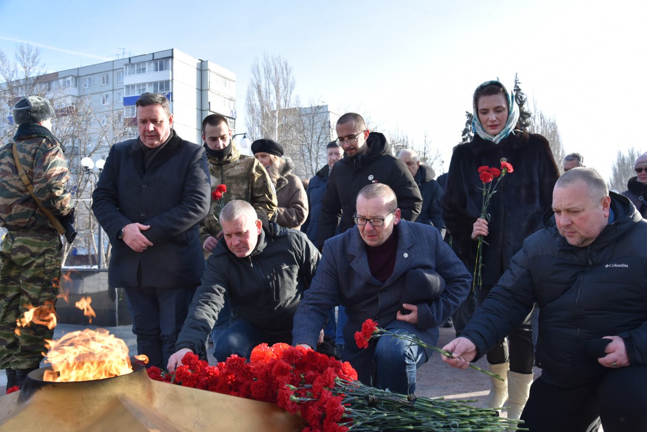 В День защитника Отечества Сергей Барулин вместе с балаковцами почтил память павших героев В День защитника Отечества Сергей Барулин вместе с балаковцами почтил память павших героев