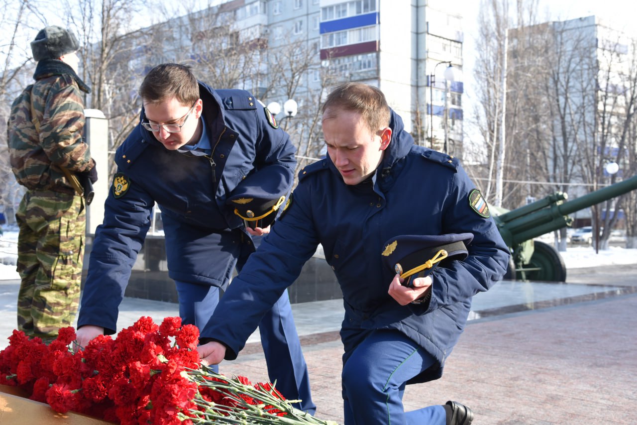 В День защитника Отечества Сергей Барулин вместе с балаковцами почтил память павших героев В День защитника Отечества Сергей Барулин вместе с балаковцами почтил память павших героев