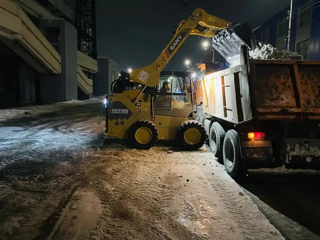 В городе продолжаются плановые работы по уборке снега и наледи