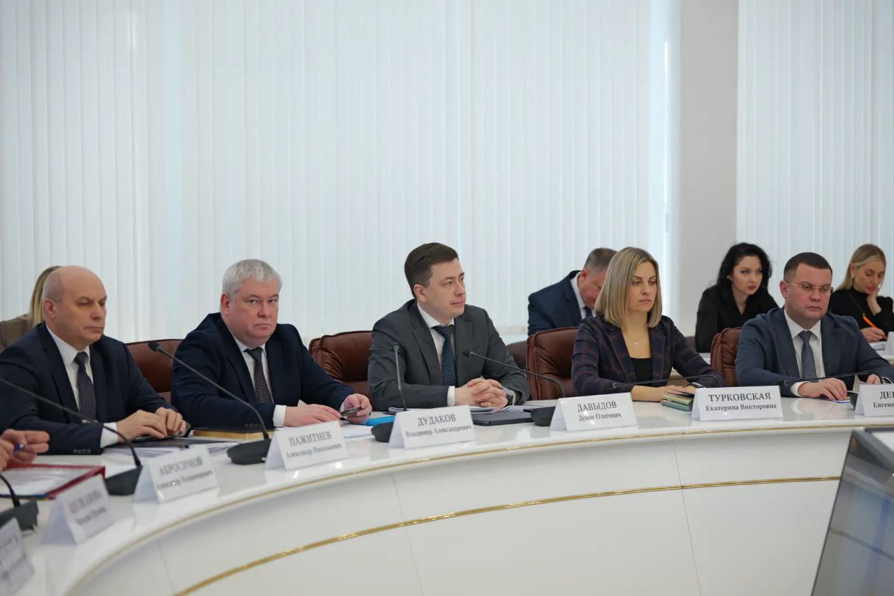 Губернатор Саратовской области Роман Бусаргин провел постоянно действующее совещание с зампредами Правительства, министрами и руководителями ведомств, а также главами районов Губернатор Саратовской области Роман Бусаргин провел постоянно действующее совещание с зампредами Правительства, министрами и руководителями ведомств, а также главами районов