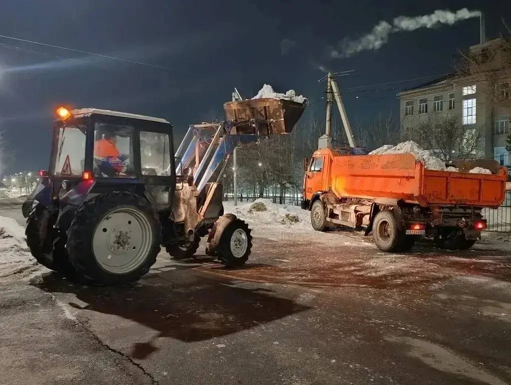 В городе продолжаются плановые работы по уборке снега и наледи В городе продолжаются плановые работы по уборке снега и наледи