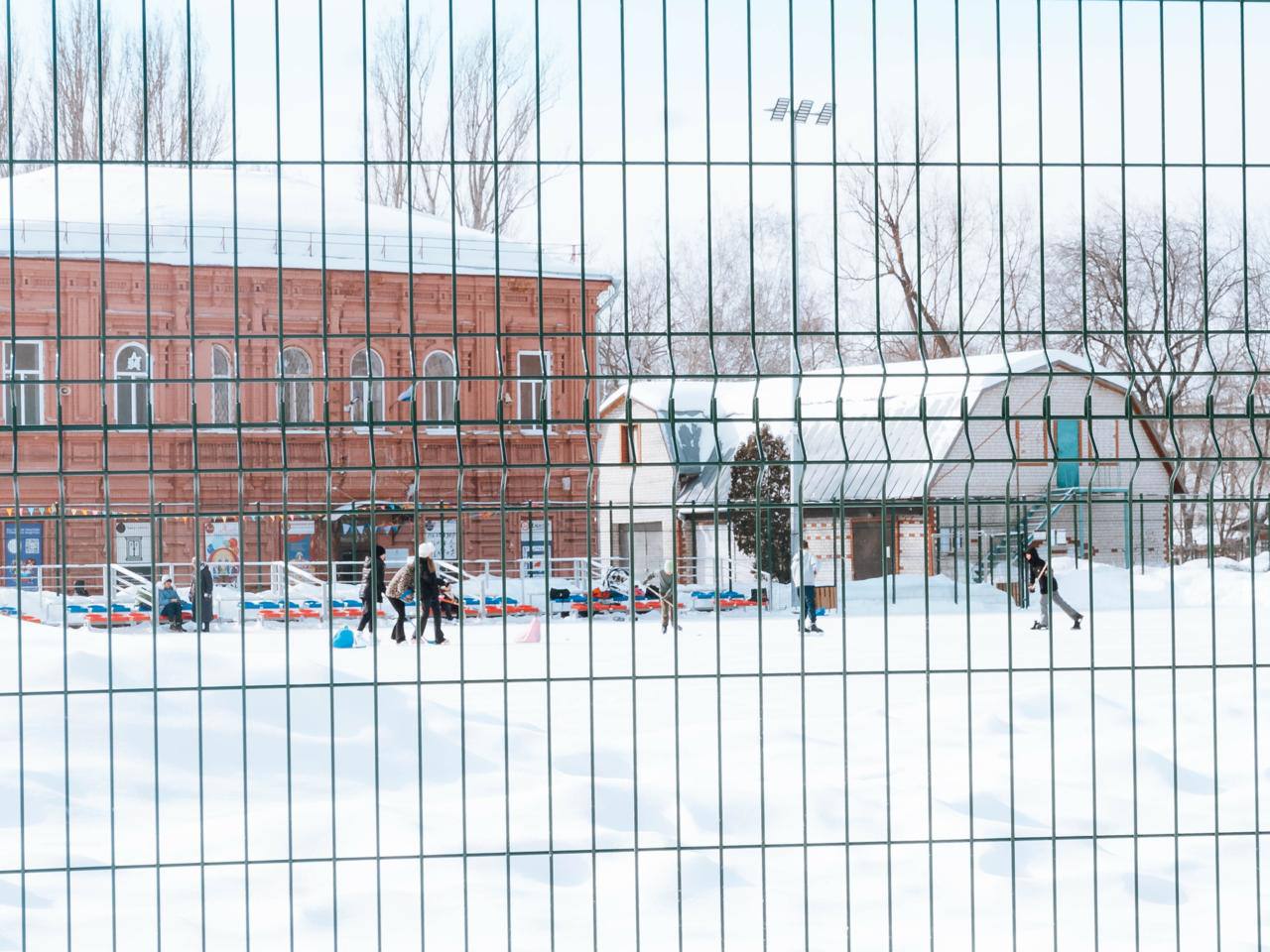 Лучи солнца озаряют дорогу в март Лучи солнца озаряют дорогу в март