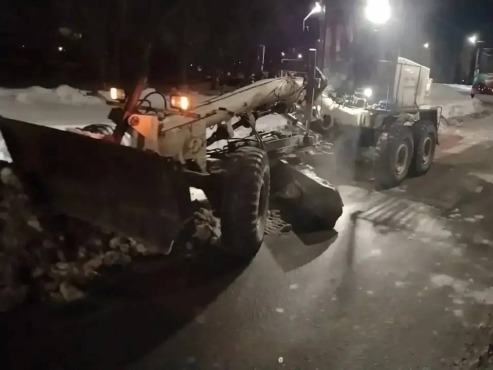 В городе продолжаются плановые работы по уборке снега и наледи В городе продолжаются плановые работы по уборке снега и наледи