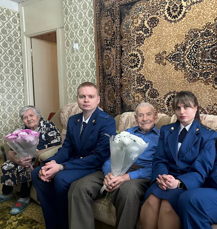 Работники прокуратуры города Энгельса посетила ветерана Великой Отечественной войны Антонова Василия Федоровича