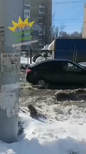 Саратов плывёт. Вчера затопило улицу Тархова у поворота на Вольский тракт