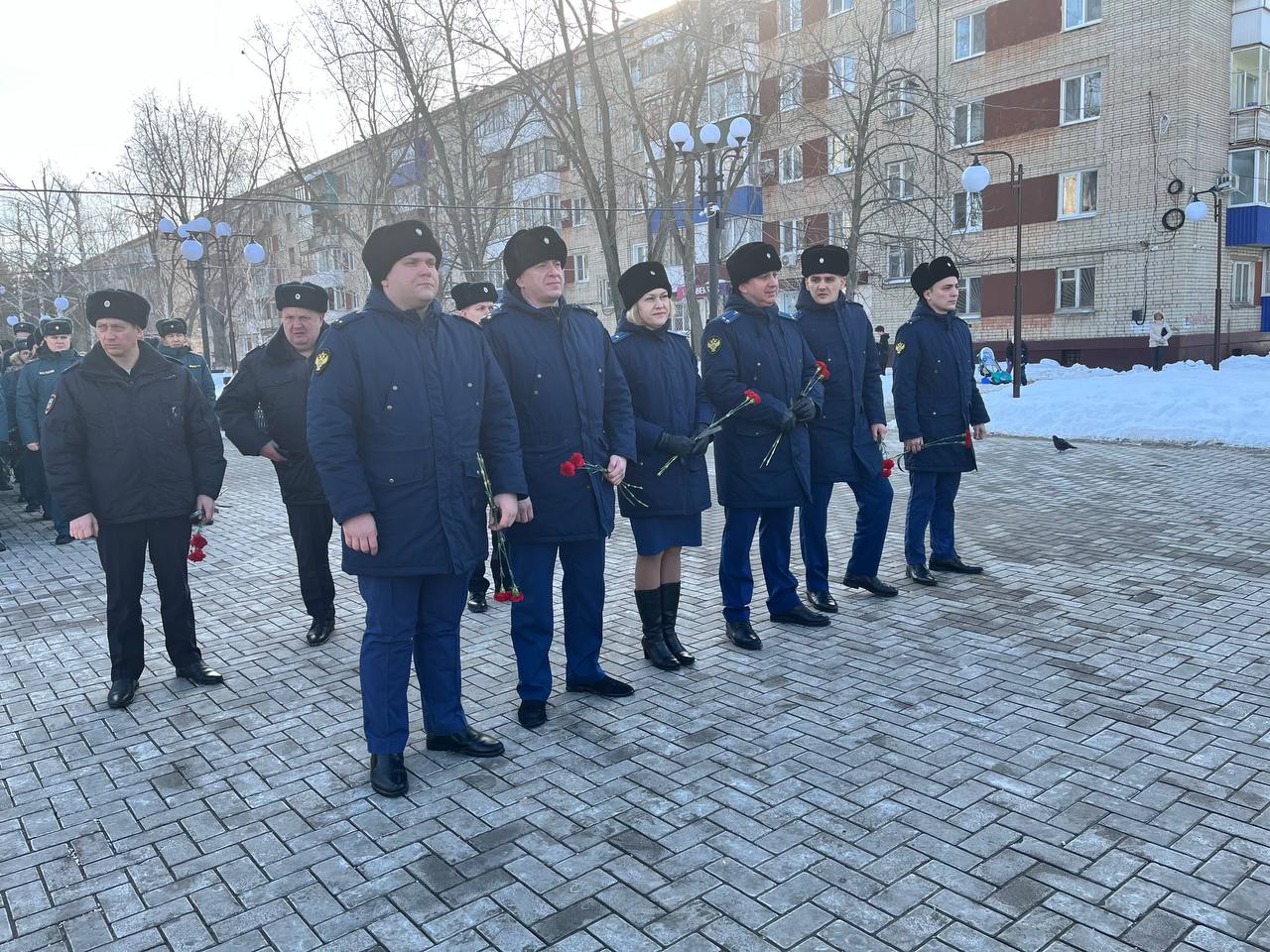 Работники прокуратуры города Балаково вместе с представителями общественных организаций и молодежных объединений приняли участие в торжественных мероприятиях, приуроченных к Дню защитника Отечества