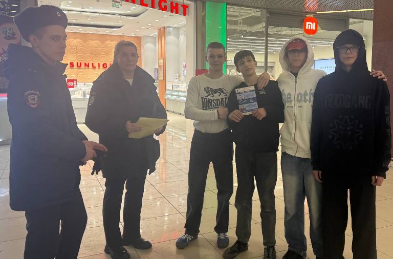 В Саратове полицейские проводят профилактические рейды в торговых центрах В Саратове полицейские проводят профилактические рейды в торговых центрах