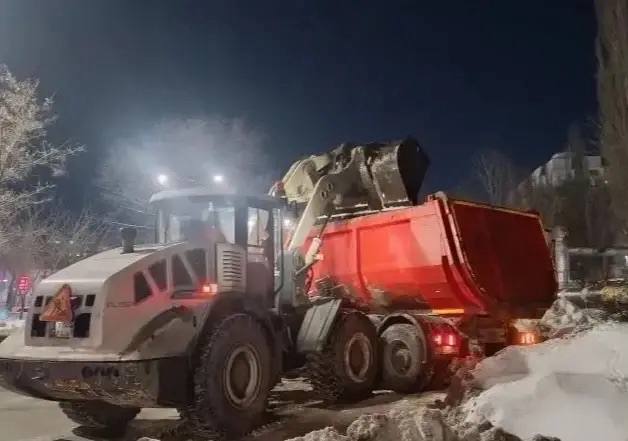 В течение ночи коммунальные службы города проводили работы по уборке снега В течение ночи коммунальные службы города проводили работы по уборке снега
